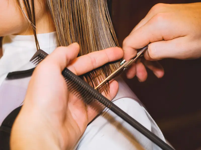 Profesional de belleza atendiendo a una clienta en un salón