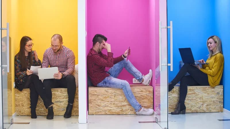 Tres espacios de trabajo con personas colaborando, usando una tableta y trabajando con un portátil