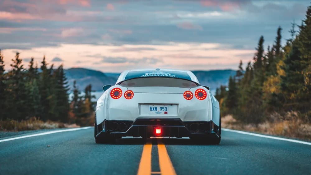 Automóvil en una carretera al atardecer