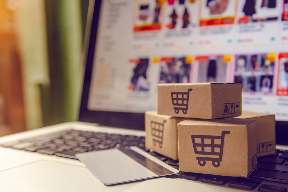 Cajas de envío junto a una tienda en línea